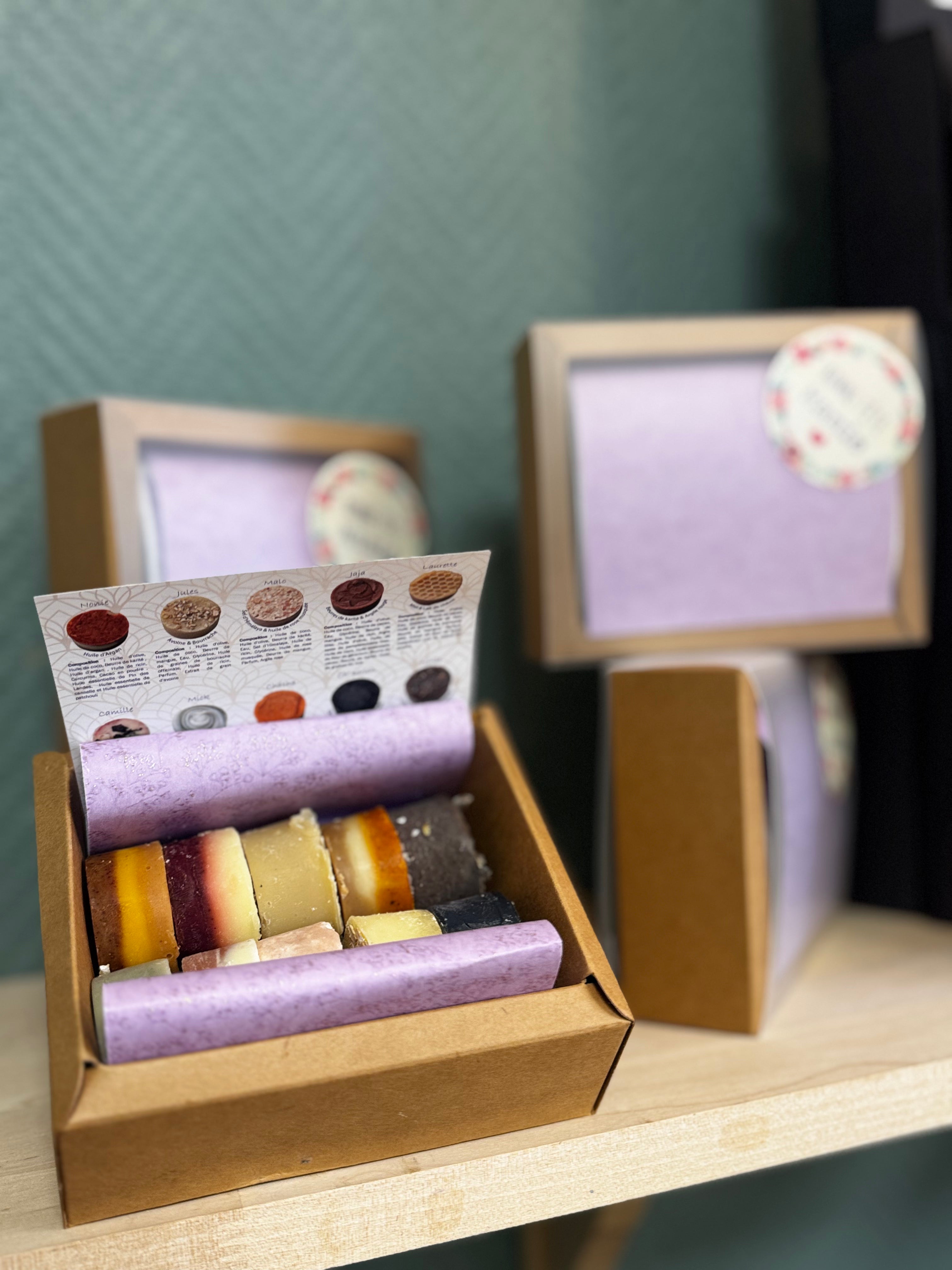 Écrin de 10 savons- mini savons artisanaux- fabriqués à la main